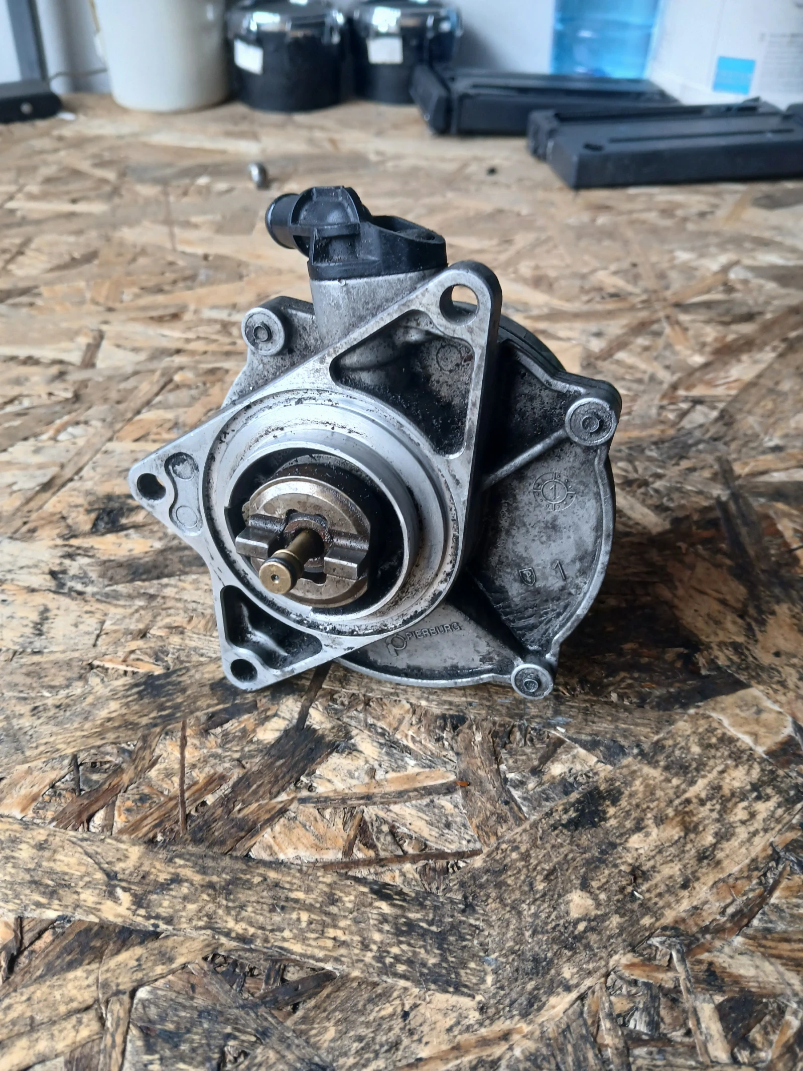 057 145 100C вакум помпа Audi A6  3.0TDI, снимка 2 - Части - 56706208