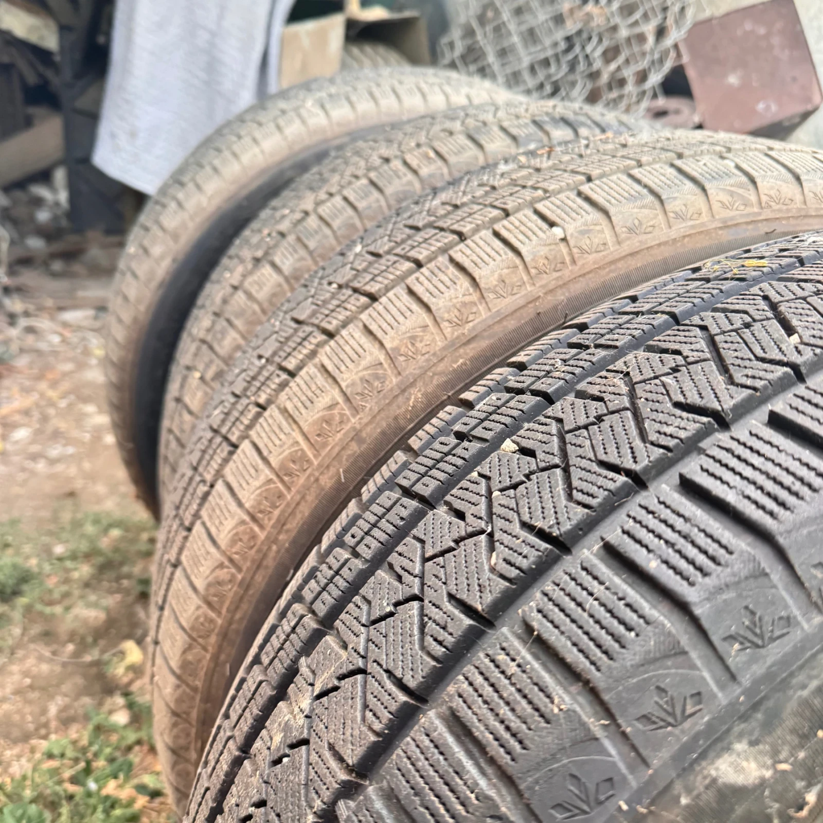 Гуми Зимни 235/60R18, снимка 2 - Гуми и джанти - 55677086