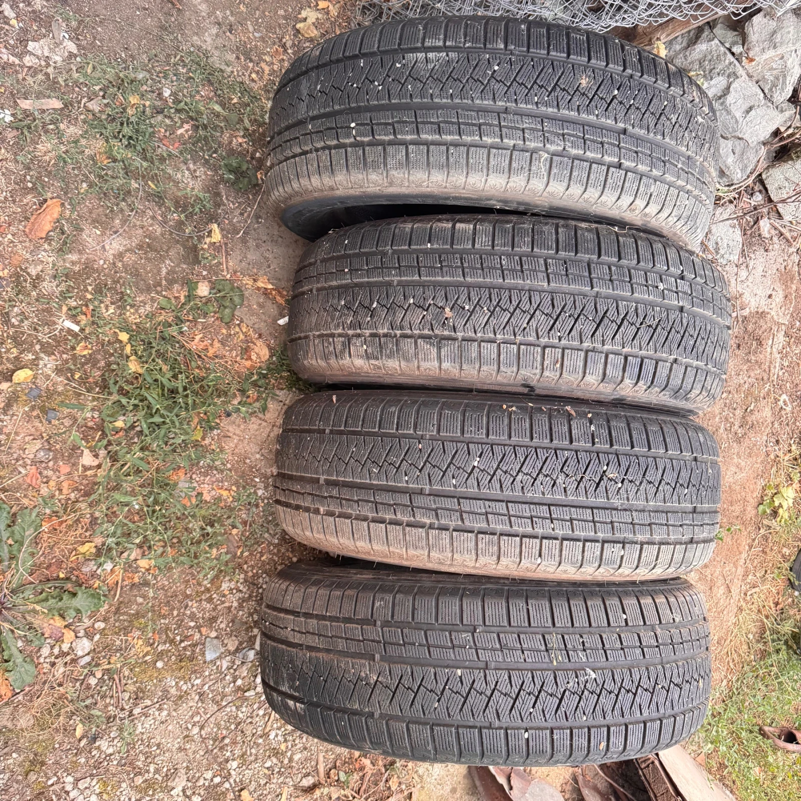 Гуми Зимни 235/60R18, снимка 3 - Гуми и джанти - 55677086