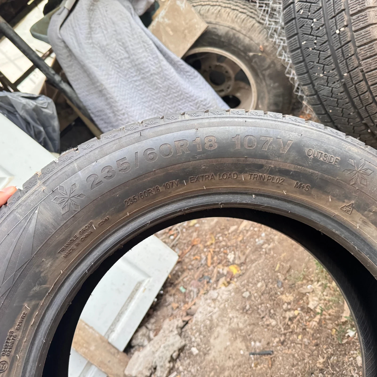 Гуми Зимни 235/60R18, снимка 7 - Гуми и джанти - 55677086