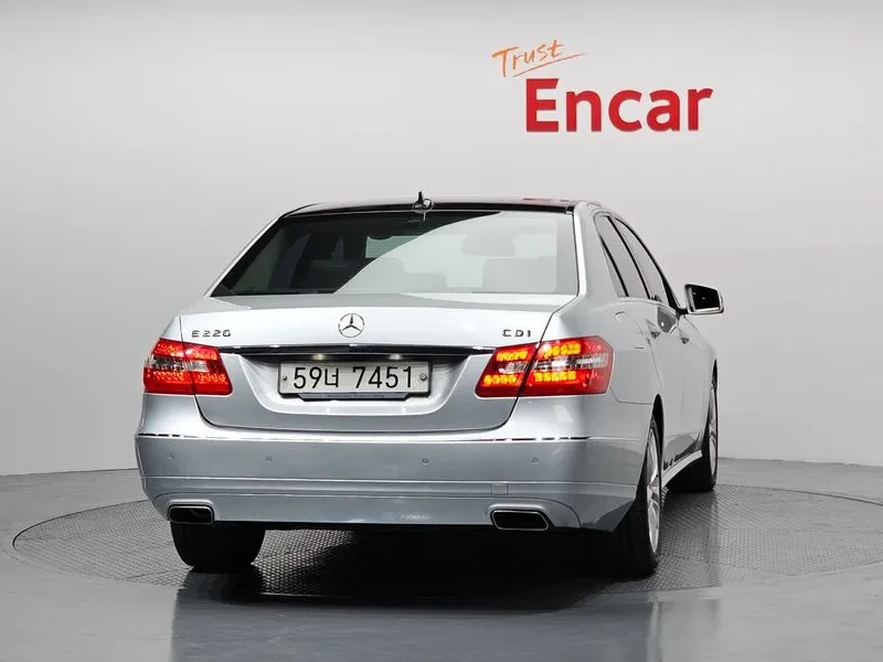 Mercedes-Benz E 200  - изображение 4