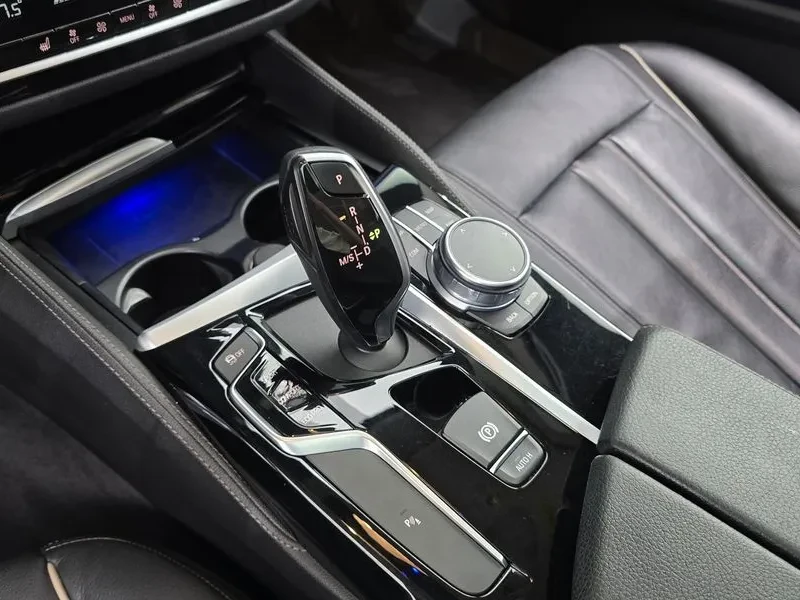 BMW 520 Luxury, снимка 9 - Автомобили и джипове - 56070807