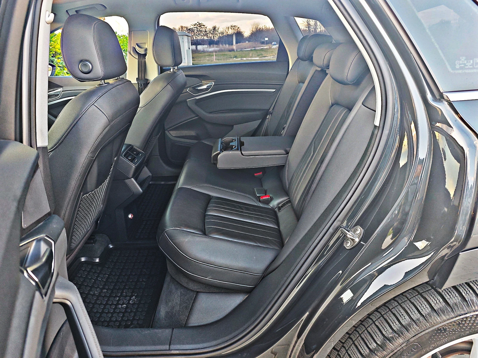 Audi E-Tron ПАНОРАМНА* КОЖА* 4Х4* ФУЛ* ГАРАНЦИЯ* НОВА, снимка 13 - Автомобили и джипове - 53837795