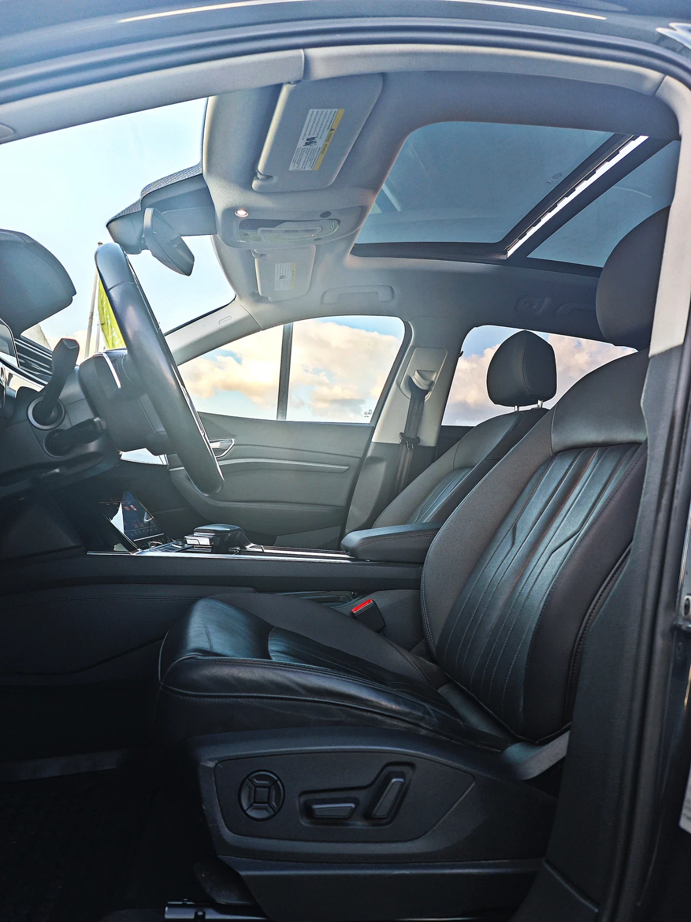 Audi E-Tron ПАНОРАМНА* КОЖА* 4Х4* ФУЛ* ГАРАНЦИЯ* НОВА, снимка 9 - Автомобили и джипове - 53837795