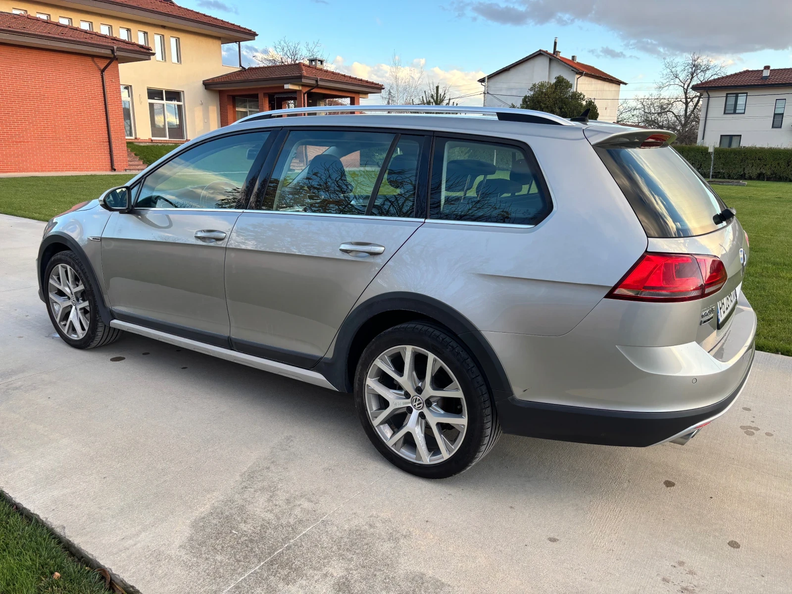 VW Golf Alltrack 2.0 TDI 4Motion, снимка 3 - Автомобили и джипове - 53880034