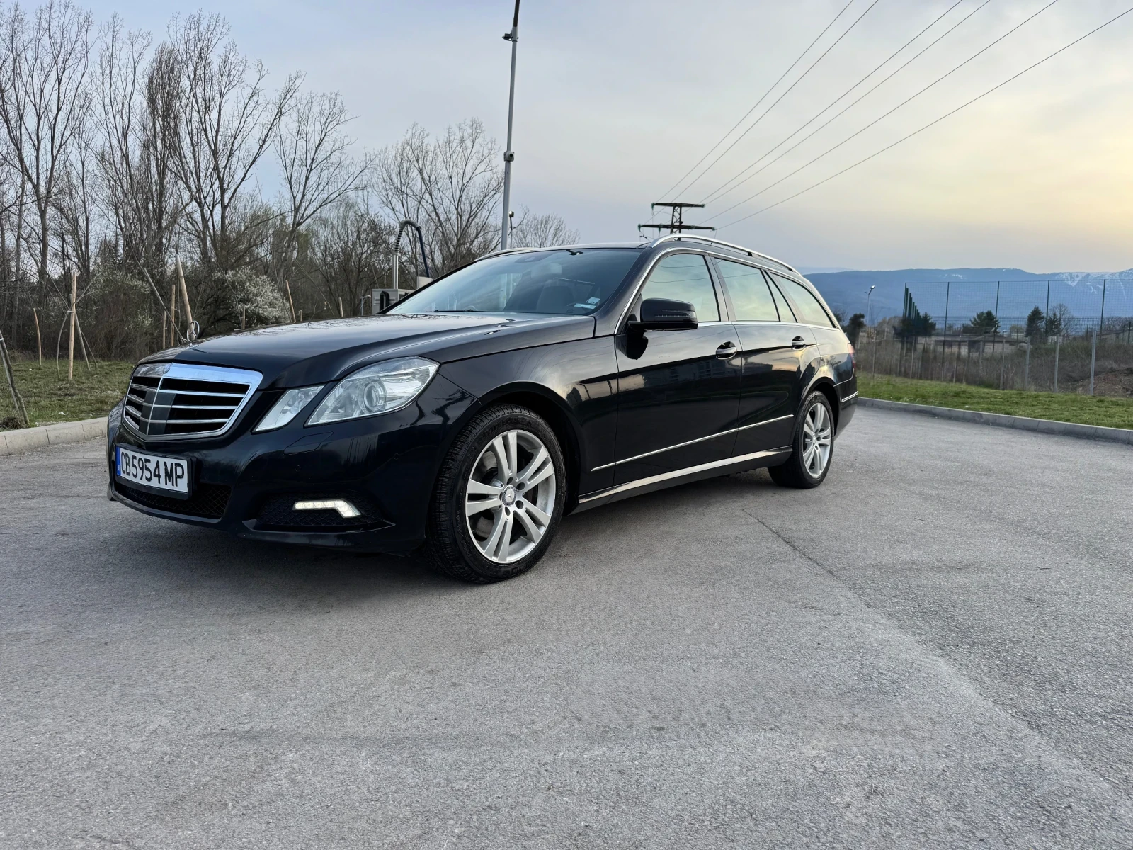 Mercedes-Benz E 350 4 MATIC, снимка 3 - Автомобили и джипове - 54196696