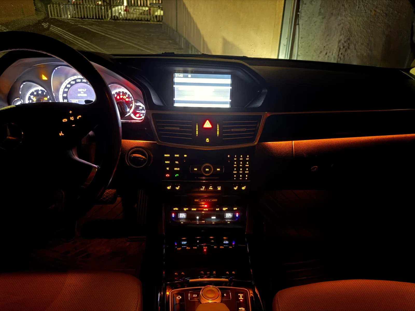 Mercedes-Benz E 350 4 MATIC, снимка 12 - Автомобили и джипове - 54196696