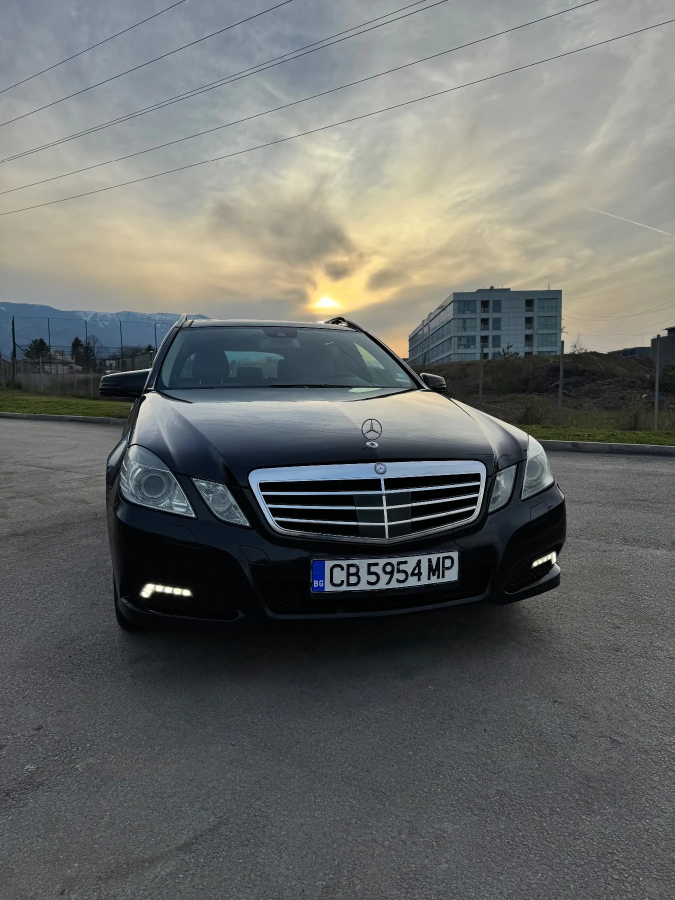 Mercedes-Benz E 350 4 MATIC, снимка 2 - Автомобили и джипове - 54196696