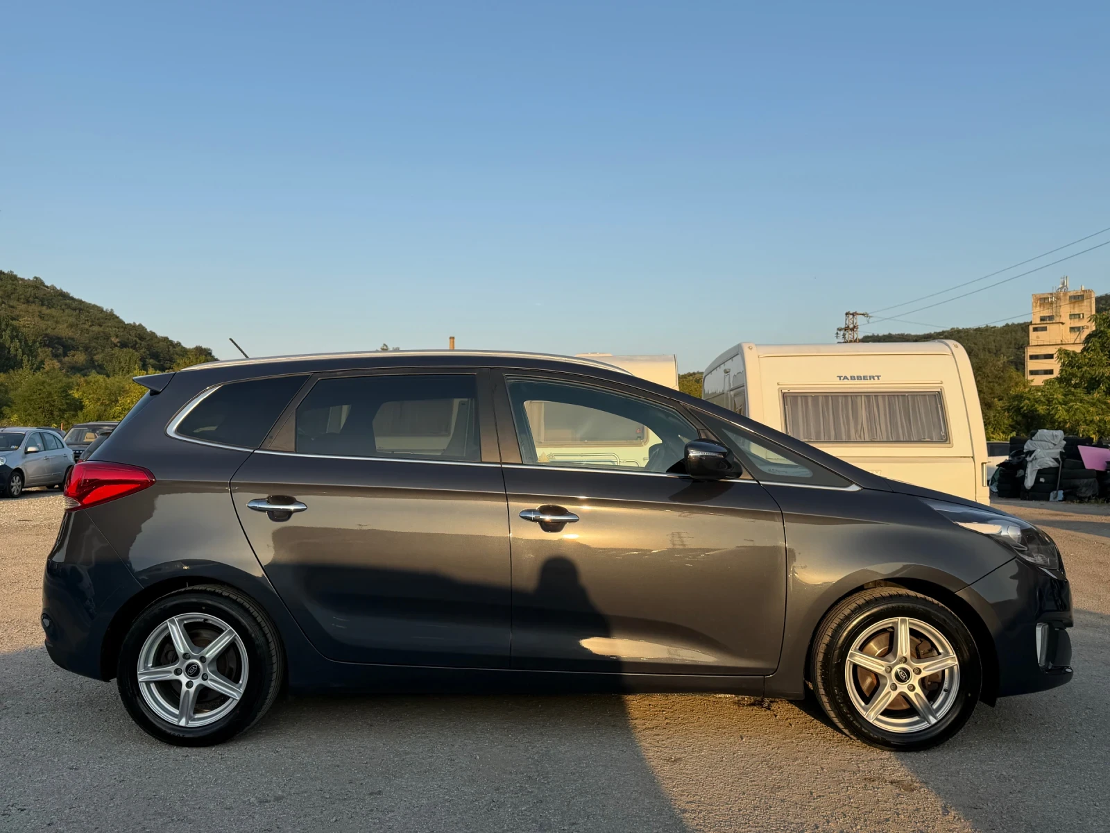 Kia Carens 1.6GDI 152650km/7МЕСТА/KLIMATRONIK/НОВ ВНОС/УНИКАТ, снимка 2 - Автомобили и джипове - 55646263