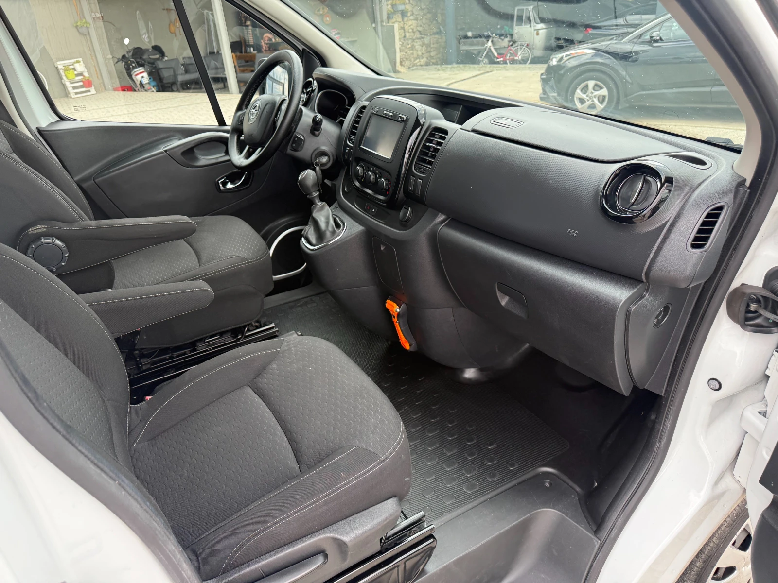 Opel Vivaro 1.6CDTI Климатик Euro 5 L1H1 , снимка 10 - Бусове и автобуси - 55314157