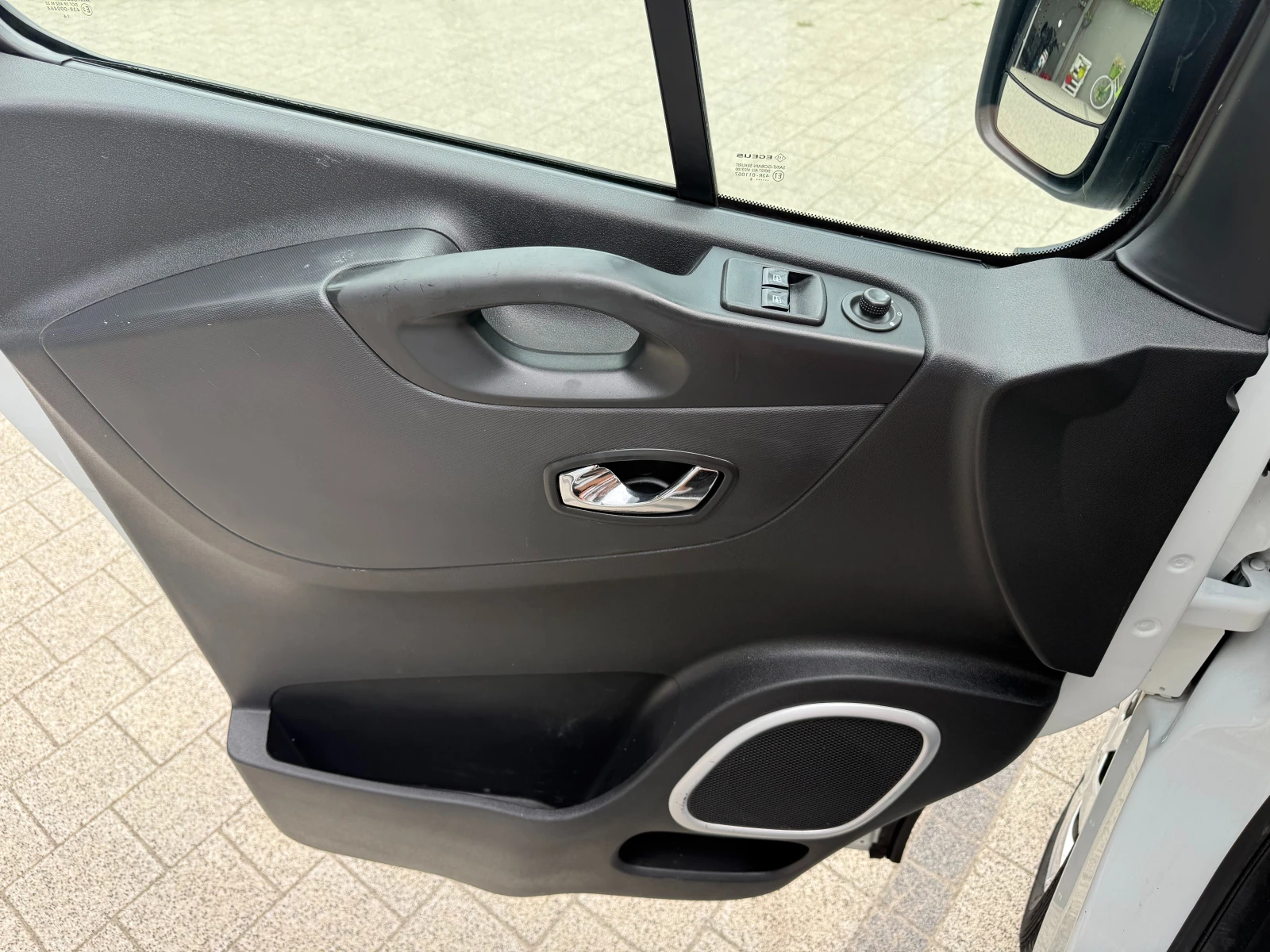 Opel Vivaro 1.6CDTI Климатик Euro 5 L1H1 , снимка 15 - Бусове и автобуси - 55314157