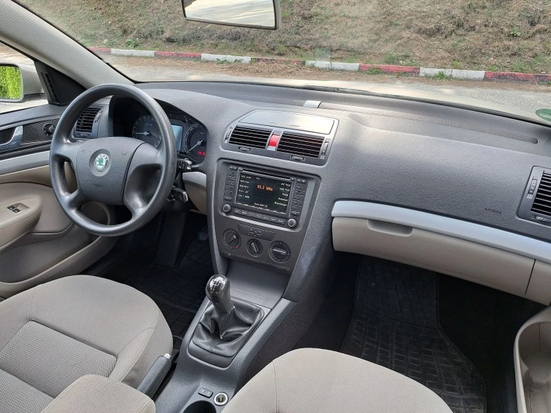 Skoda Octavia 1.6i Навигация* Климатик, снимка 15 - Автомобили и джипове - 42304352