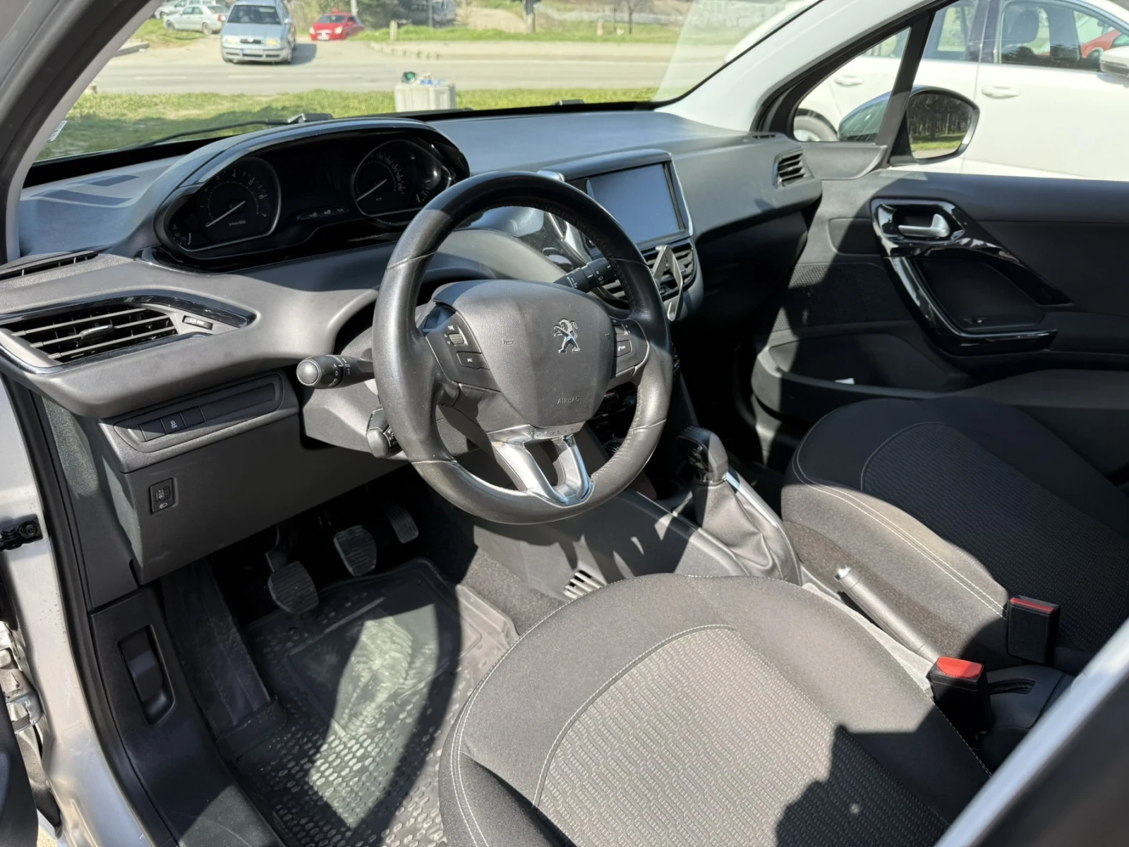Peugeot 208, снимка 2 - Автомобили и джипове - 53878926