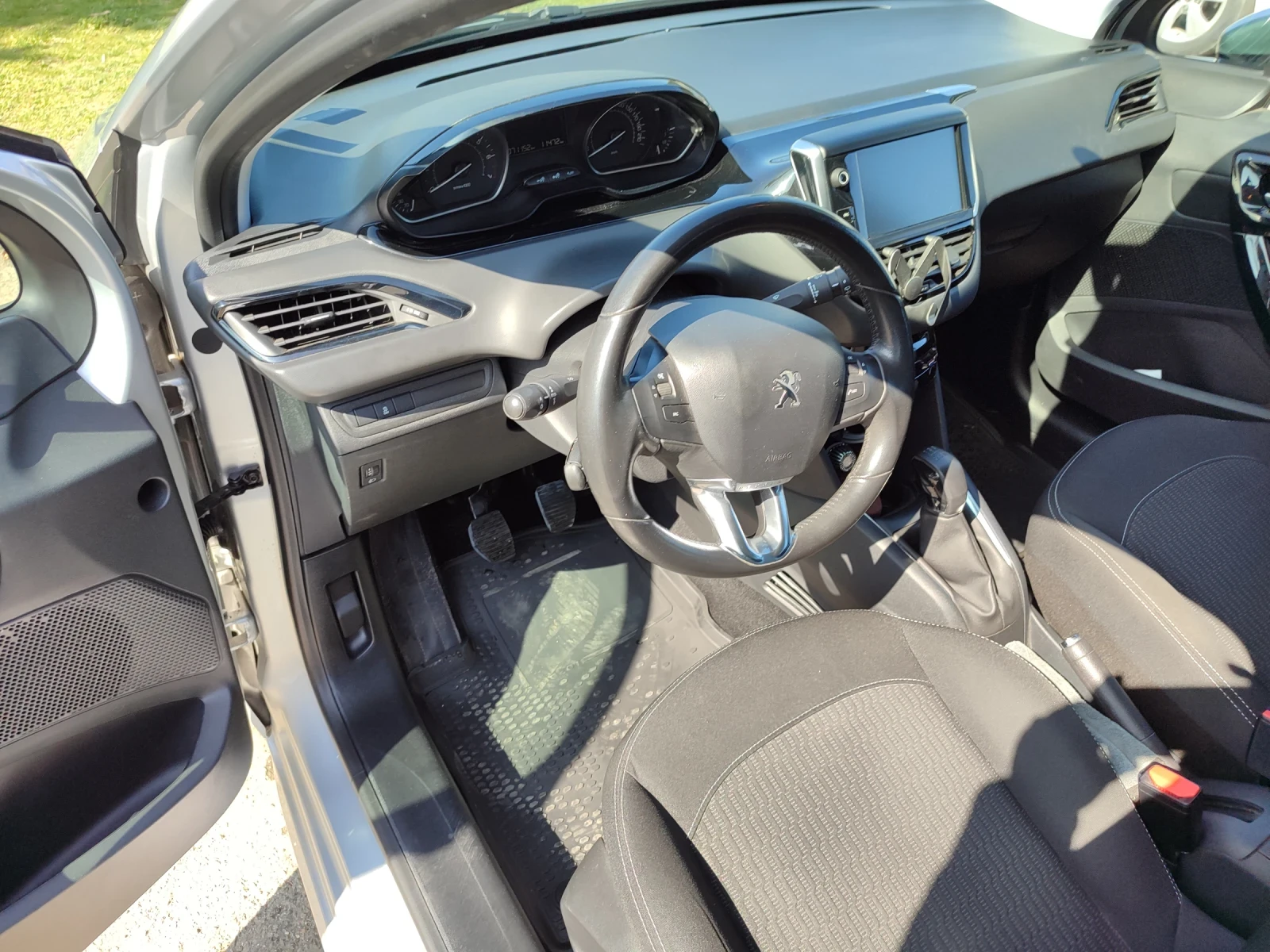 Peugeot 208, снимка 10 - Автомобили и джипове - 53878926