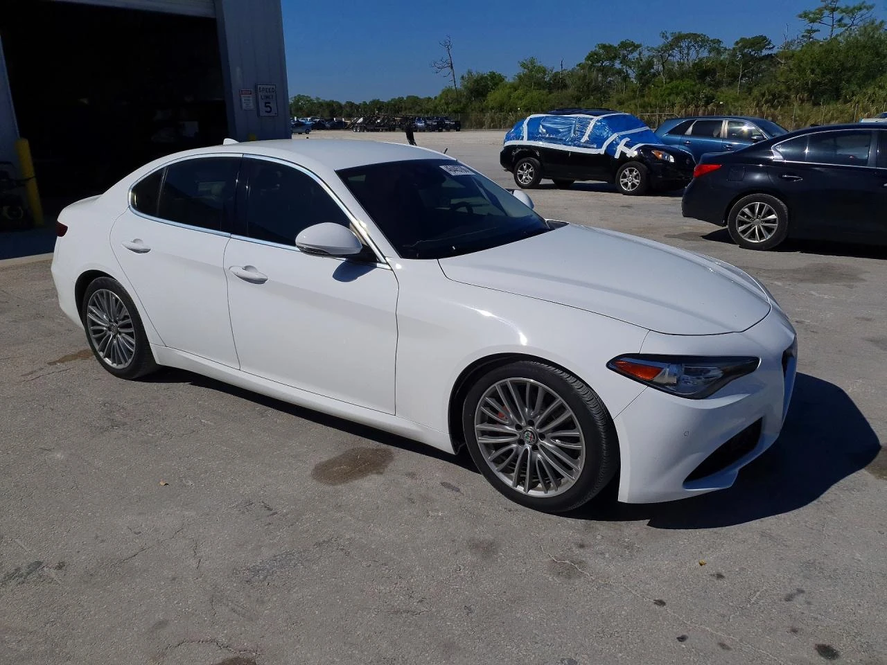 Alfa Romeo Giulia Ti Sport* HARMAN KARDON* ПОДГРЕВ* ПАМЕТ* 2 КЛЮЧА* , снимка 4 - Автомобили и джипове - 54224703