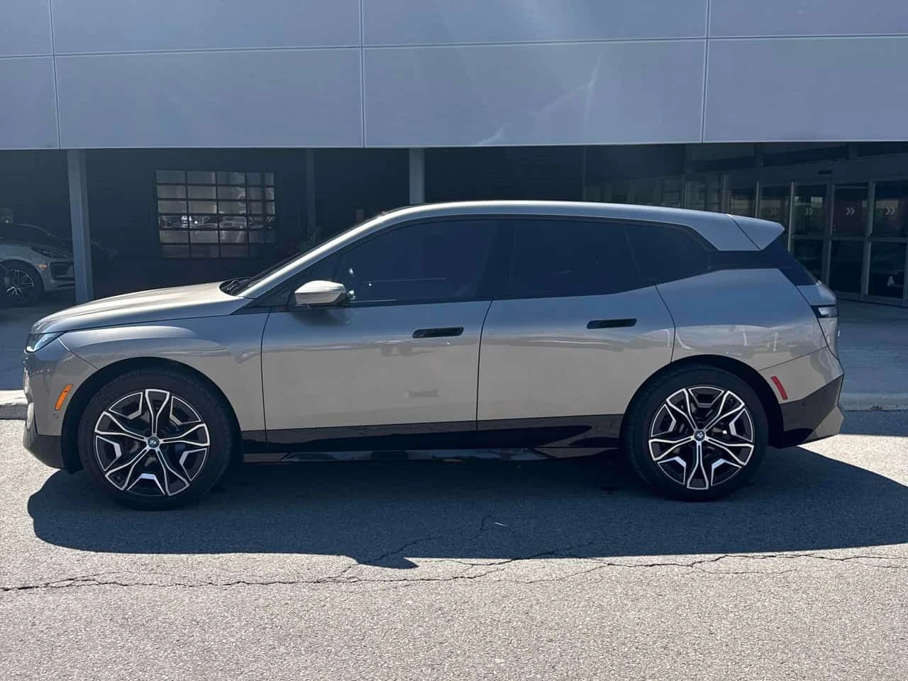 BMW iX xDrive50  CARFAX, снимка 11 - Автомобили и джипове - 54596405