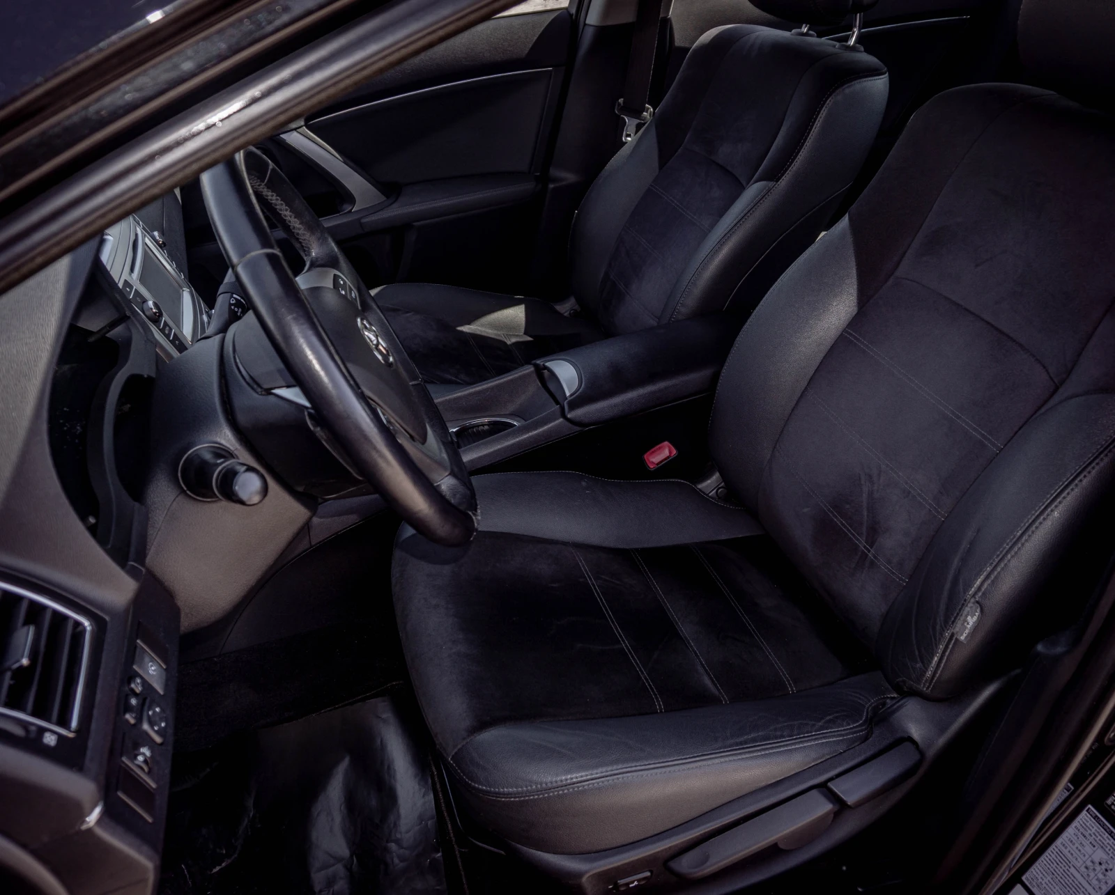 Toyota Avensis 1.8 бензин ТОП! АЛКАНТАТА! ГАРАНЦИЯ! , снимка 11 - Автомобили и джипове - 56005314