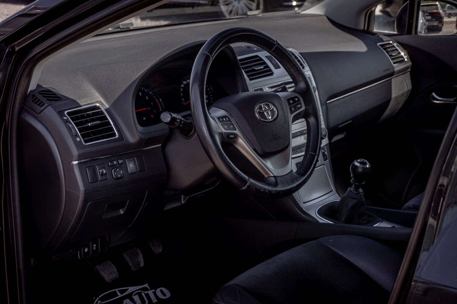Toyota Avensis 1.8 бензин ТОП! АЛКАНТАТА! ГАРАНЦИЯ! , снимка 8 - Автомобили и джипове - 56005314