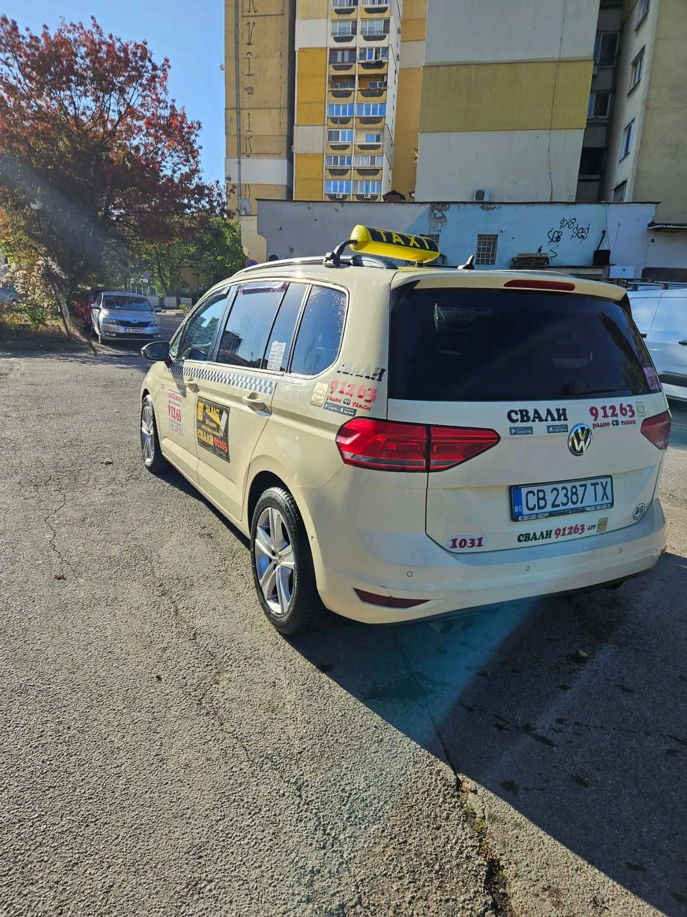 VW Touran 2.0 D, снимка 4 - Автомобили и джипове - 56662366
