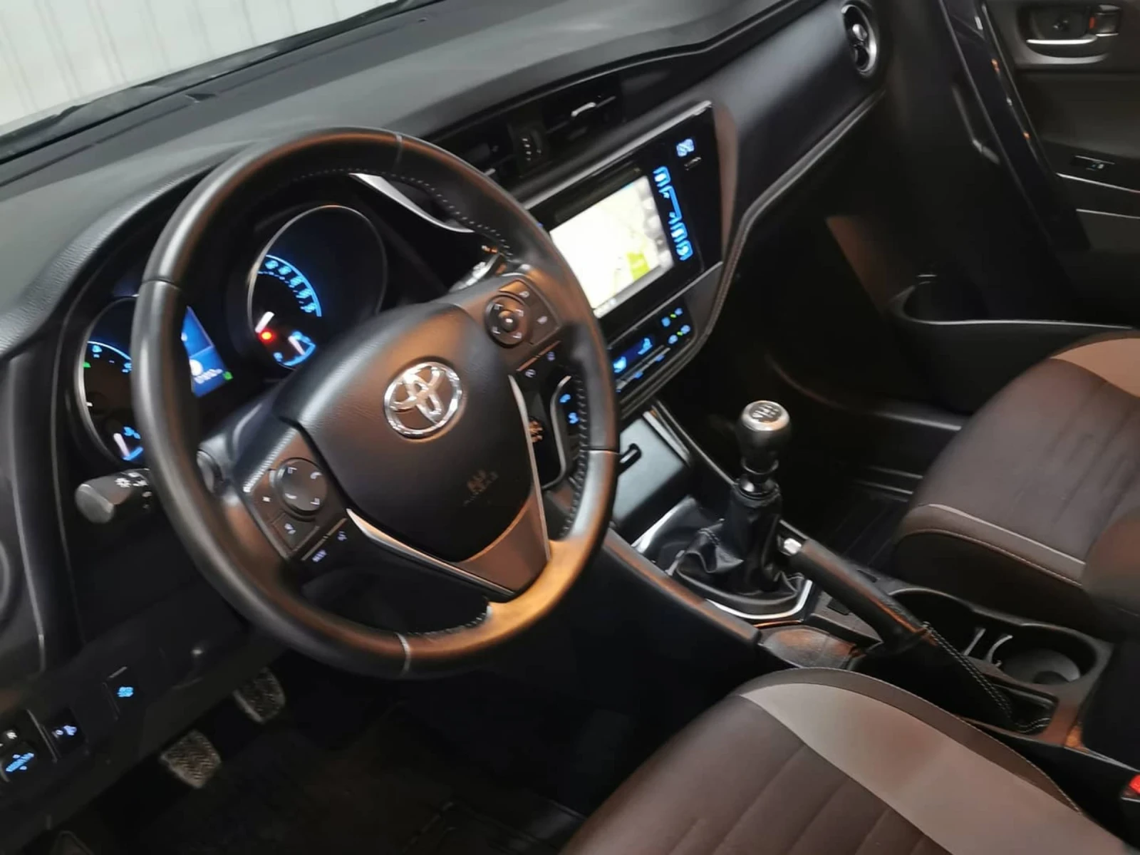 Toyota Auris  - изображение 7