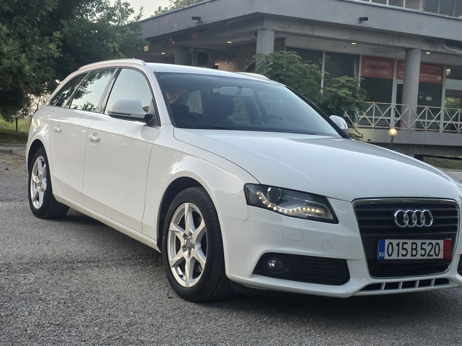 Audi A4 2.0 TDI-143 FULL LED KSENON AUTOMAT, снимка 2 - Автомобили и джипове - 53342754