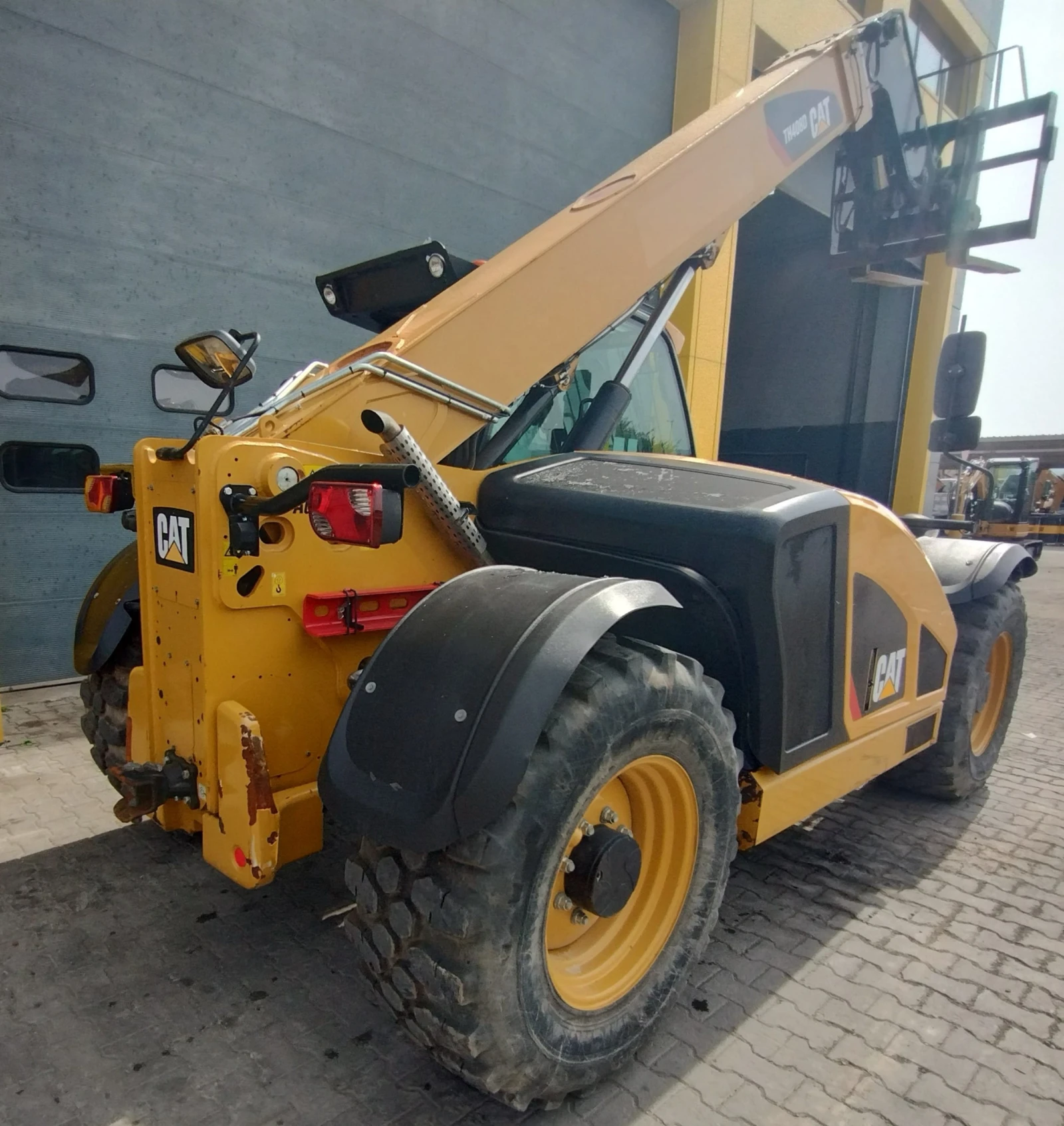 Телескопичен товарач Caterpillar TH408D - изображение 3