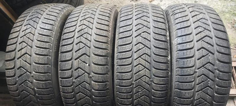 Гуми Зимни 215/55R17, снимка 1 - Гуми и джанти - 35134337