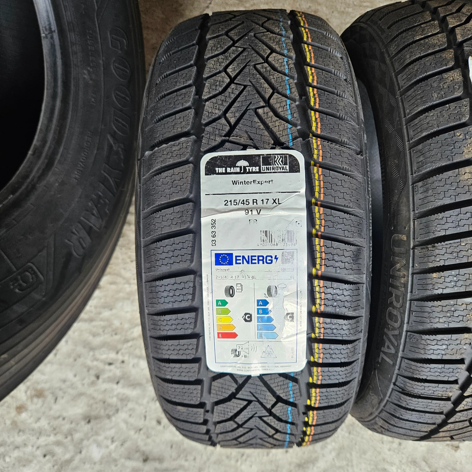 Гуми Зимни 215/45R17, снимка 2 - Гуми и джанти - 54179531