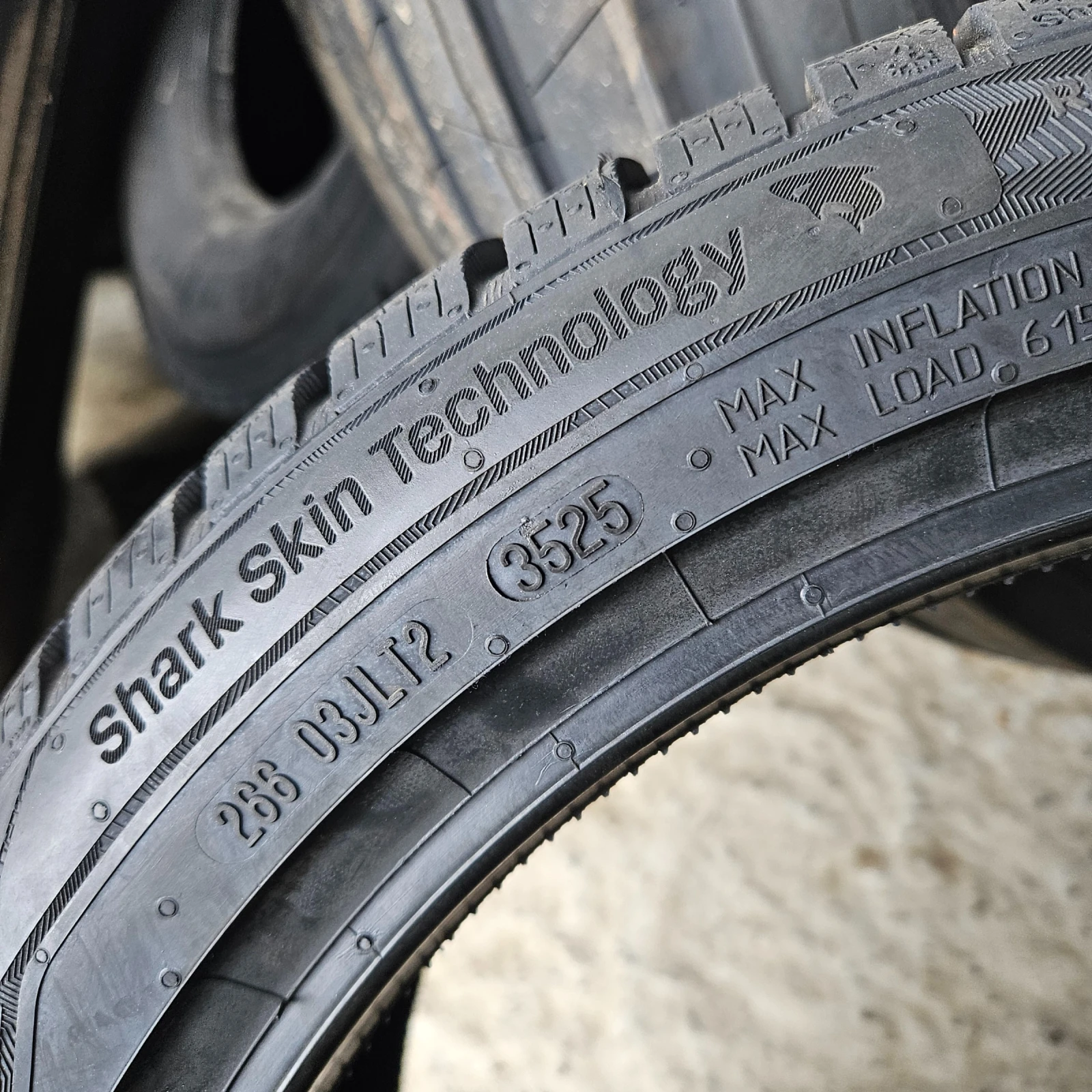 Гуми Зимни 215/45R17, снимка 9 - Гуми и джанти - 54179531