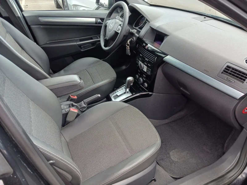 Opel Astra 1.9 CDTI, снимка 9 - Автомобили и джипове - 46356587