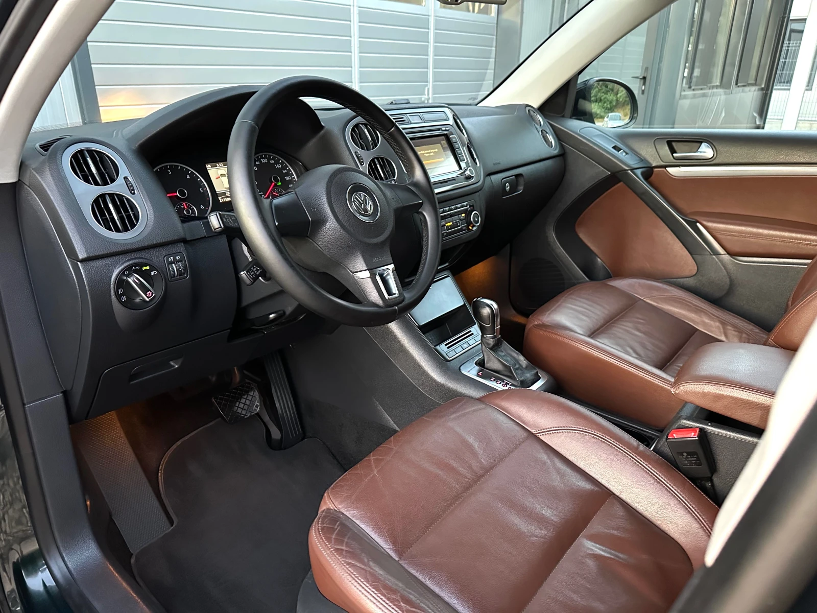 VW Tiguan 2.0TDI 4х4 АВТОМАТ КОЖА НАВИ ПОДГРЕВ ФЕЙСЛИФТ - изображение 8