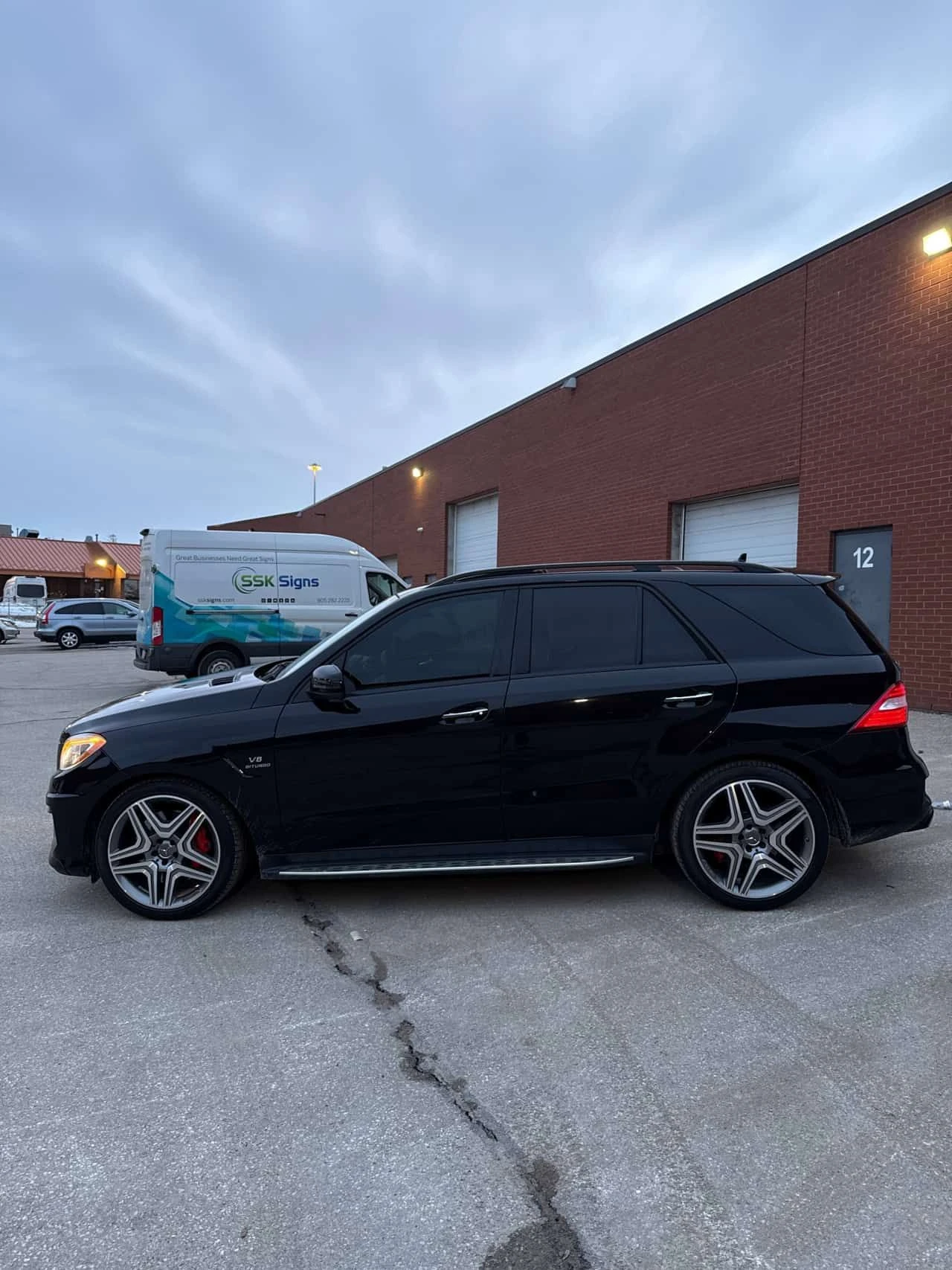 Mercedes-Benz ML 63 AMG 4MATIC * FULL AMG* ОБДУХВАНЕ* ПАНОРАМА* КАМЕРА*  - изображение 3