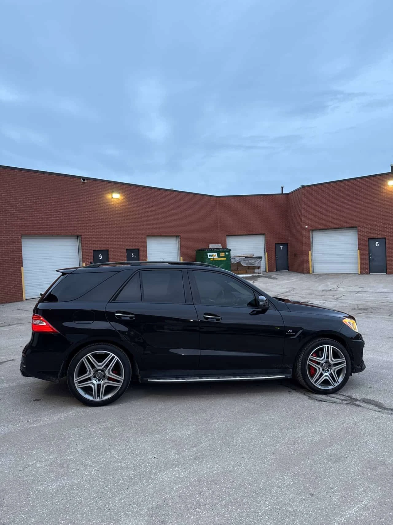 Mercedes-Benz ML 63 AMG 4MATIC * FULL AMG* ОБДУХВАНЕ* ПАНОРАМА* КАМЕРА*  - изображение 4