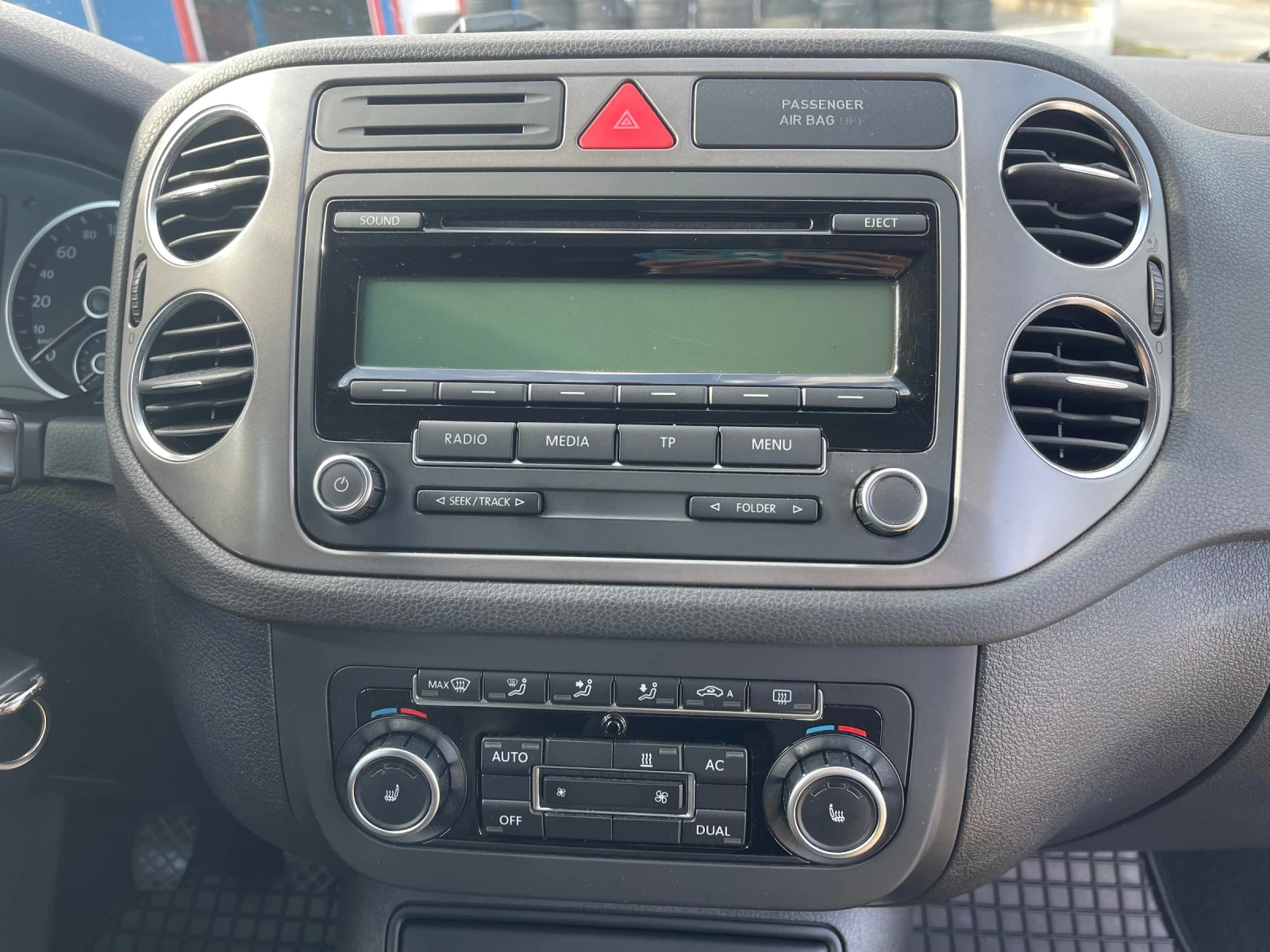 VW Tiguan 2.0 TDI, снимка 8 - Автомобили и джипове - 54017655