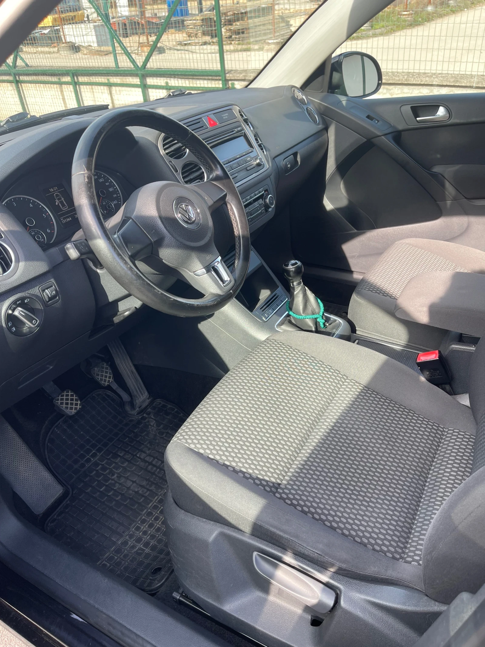 VW Tiguan 2.0 TDI, снимка 12 - Автомобили и джипове - 54017655