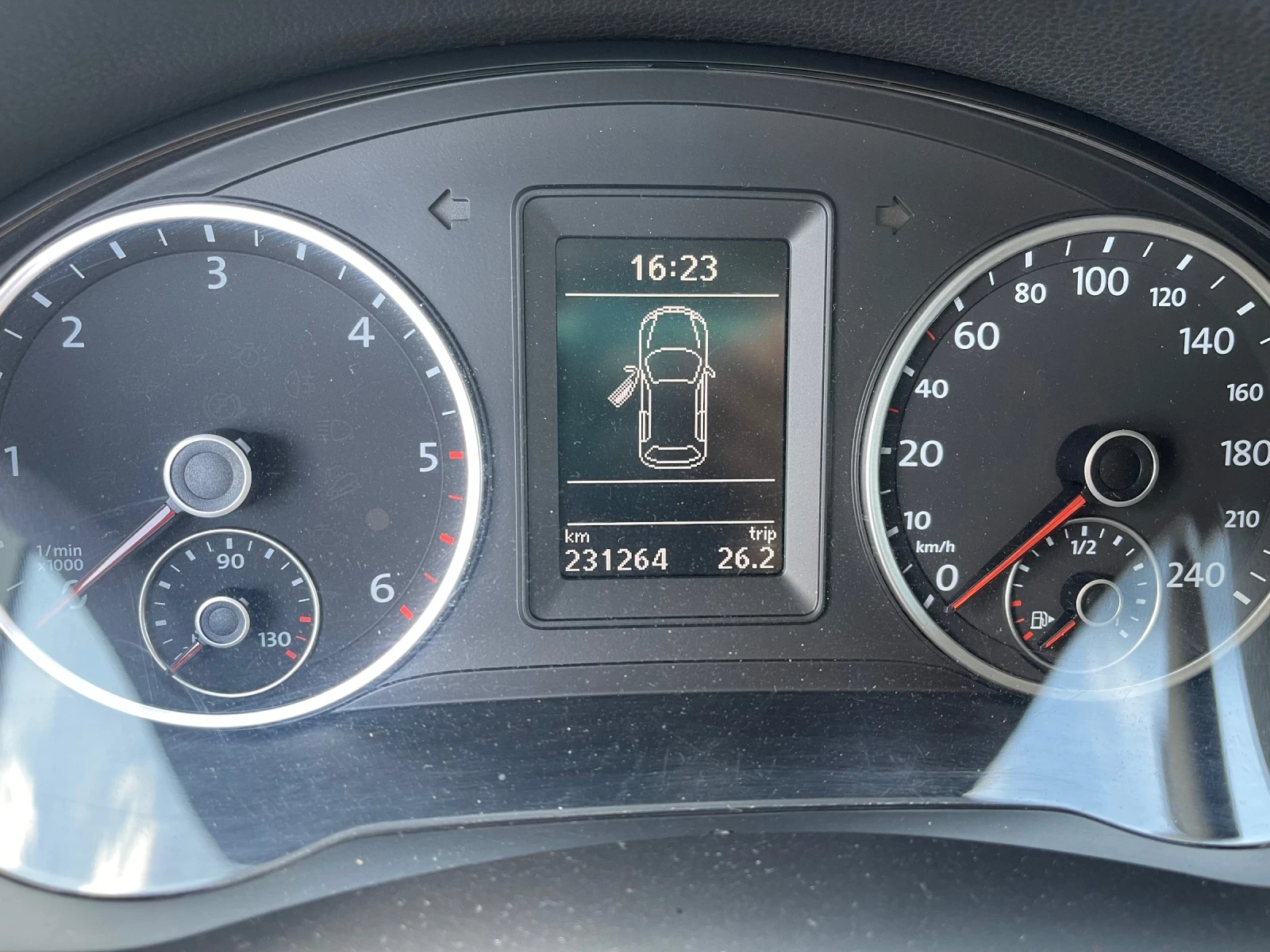 VW Tiguan 2.0 TDI, снимка 14 - Автомобили и джипове - 54017655