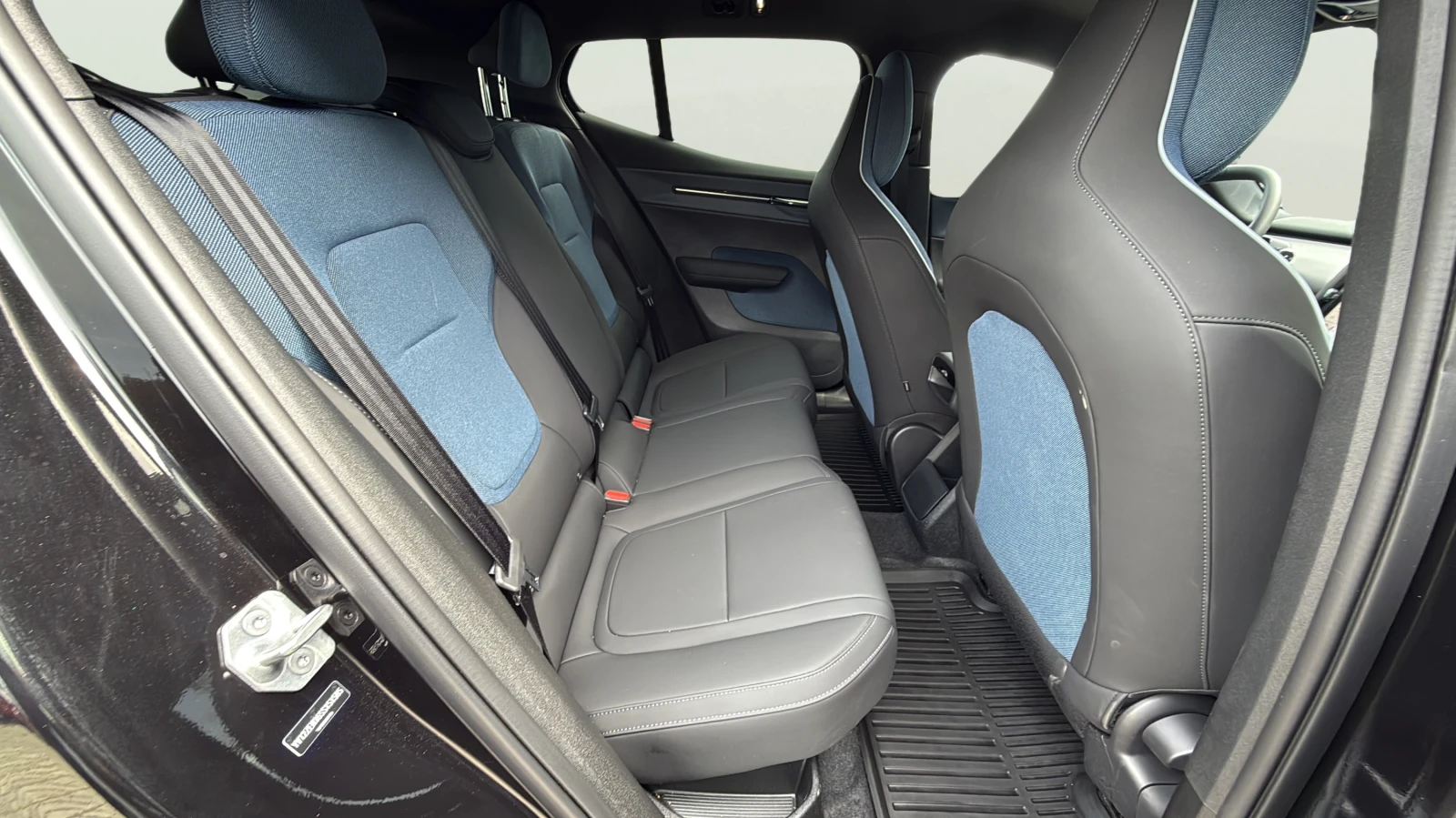 Volvo EX30 51 kWh, снимка 13 - Автомобили и джипове - 54598875