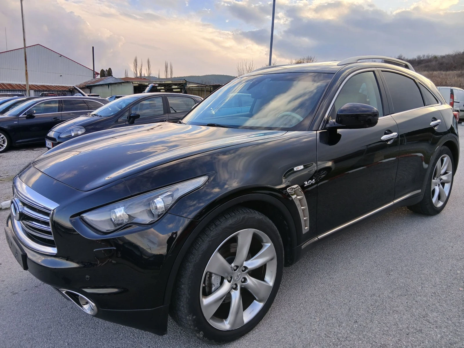 Infiniti QX70 3.0 d, снимка 3 - Автомобили и джипове - 54787817