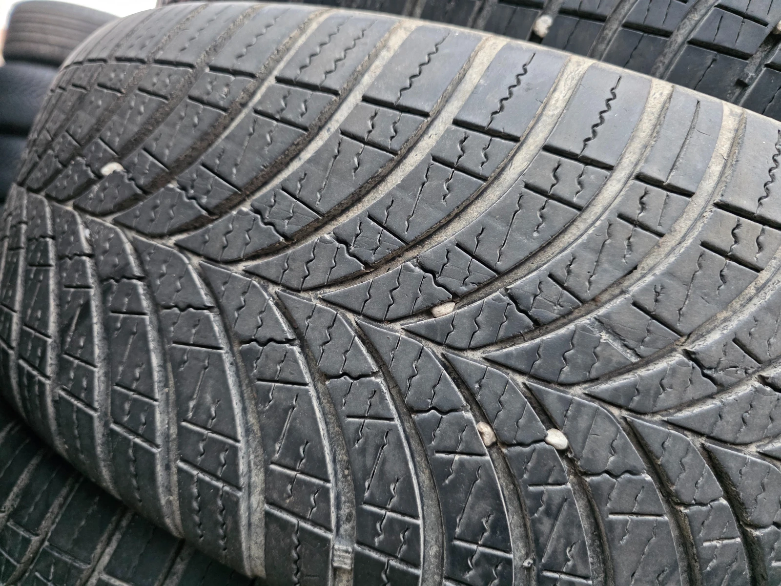 Гуми Всесезонни 215/60R17, снимка 4 - Гуми и джанти - 54734773