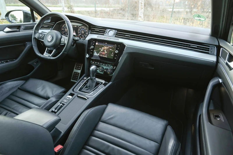 VW Passat 2.0TDI* R-LINE* DIGITAL* КАМЕРА* Matrix* Germany, снимка 6 - Автомобили и джипове - 52891655