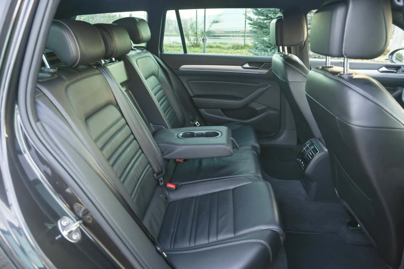 VW Passat 2.0TDI* R-LINE* DIGITAL* КАМЕРА* Matrix* Germany, снимка 8 - Автомобили и джипове - 52891655