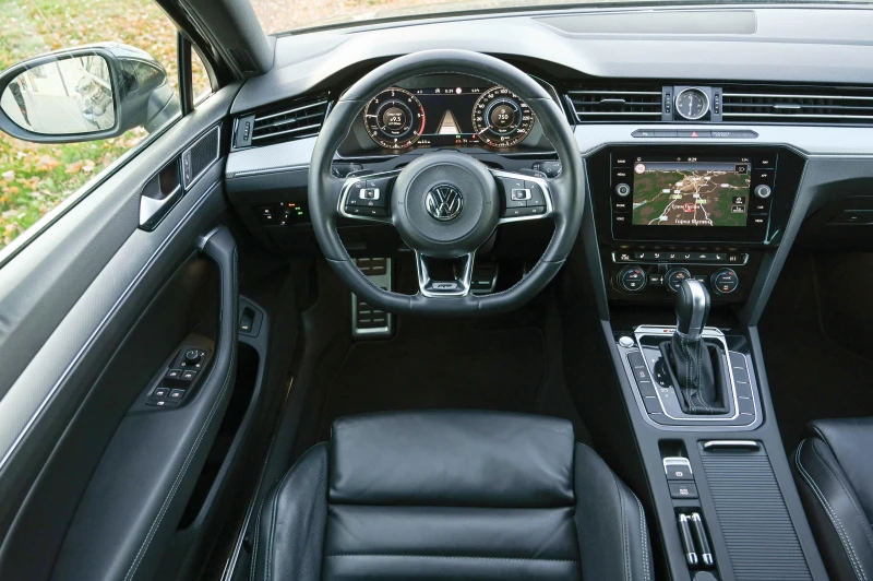 VW Passat 2.0TDI* R-LINE* DIGITAL* КАМЕРА* Matrix* Germany, снимка 12 - Автомобили и джипове - 52891655