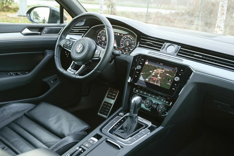 VW Passat 2.0TDI* R-LINE* DIGITAL* КАМЕРА* Matrix* Germany, снимка 7 - Автомобили и джипове - 52891655