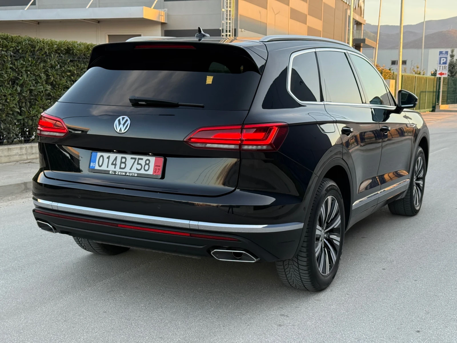 VW Touareg 3.0TDIV6 4MOTION/DIGITAL/DISTRONIC/ПОДГРЕВ/ИСТОРИЯ, снимка 3 - Автомобили и джипове - 53828040