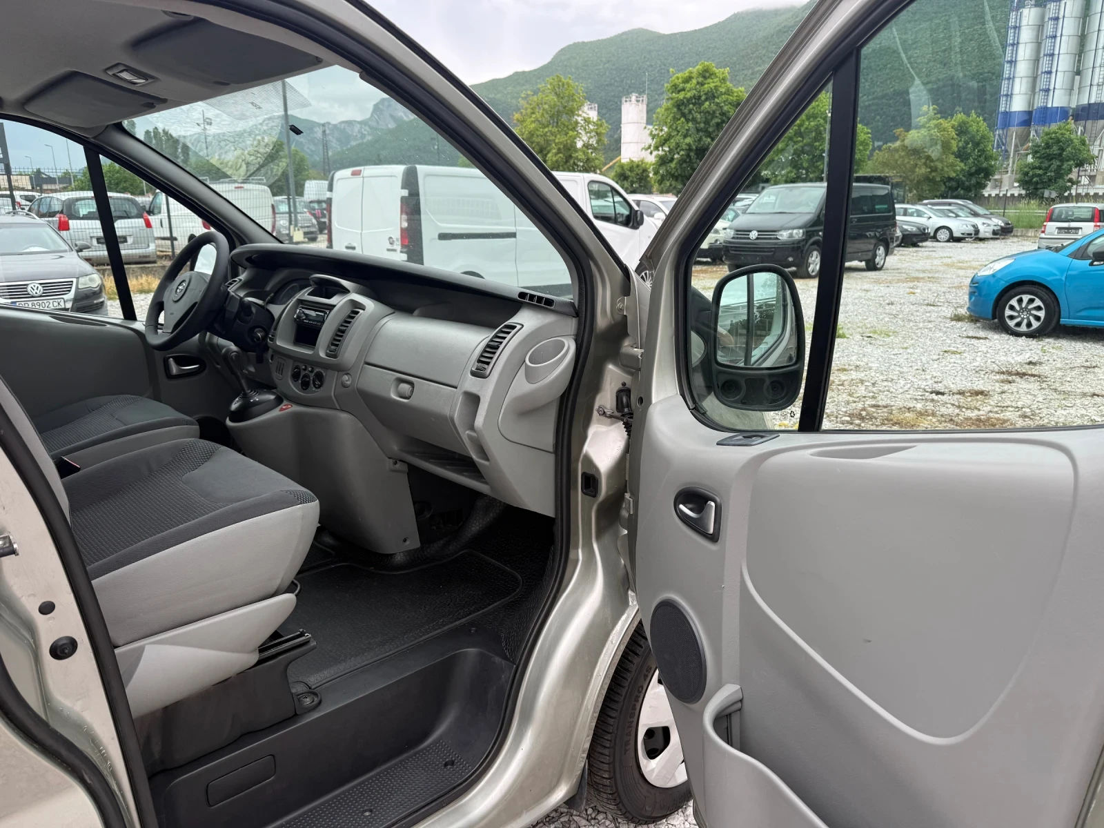Opel Vivaro 2.5DCI AUTOMAT LONG, снимка 7 - Бусове и автобуси - 54543081