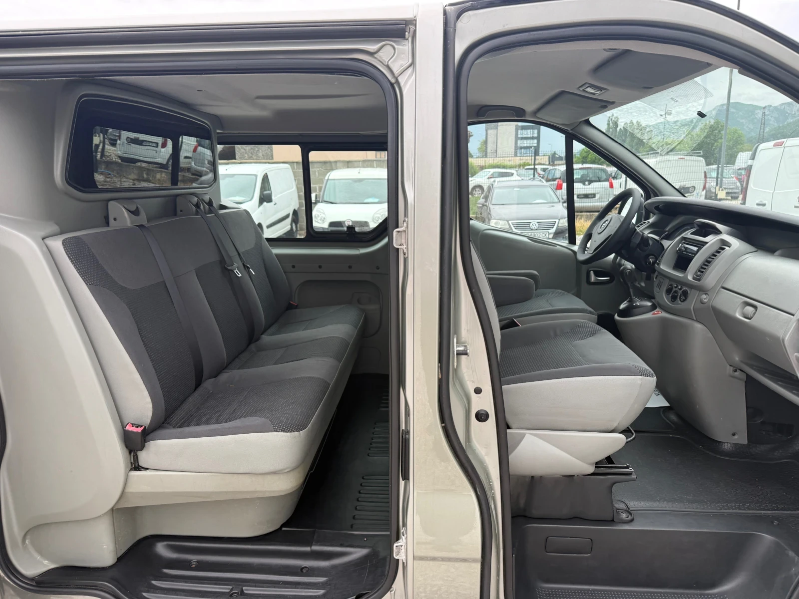 Opel Vivaro 2.5DCI AUTOMAT LONG, снимка 9 - Бусове и автобуси - 54543081