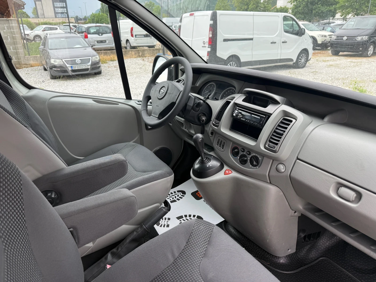 Opel Vivaro 2.5DCI AUTOMAT LONG, снимка 8 - Бусове и автобуси - 54543081
