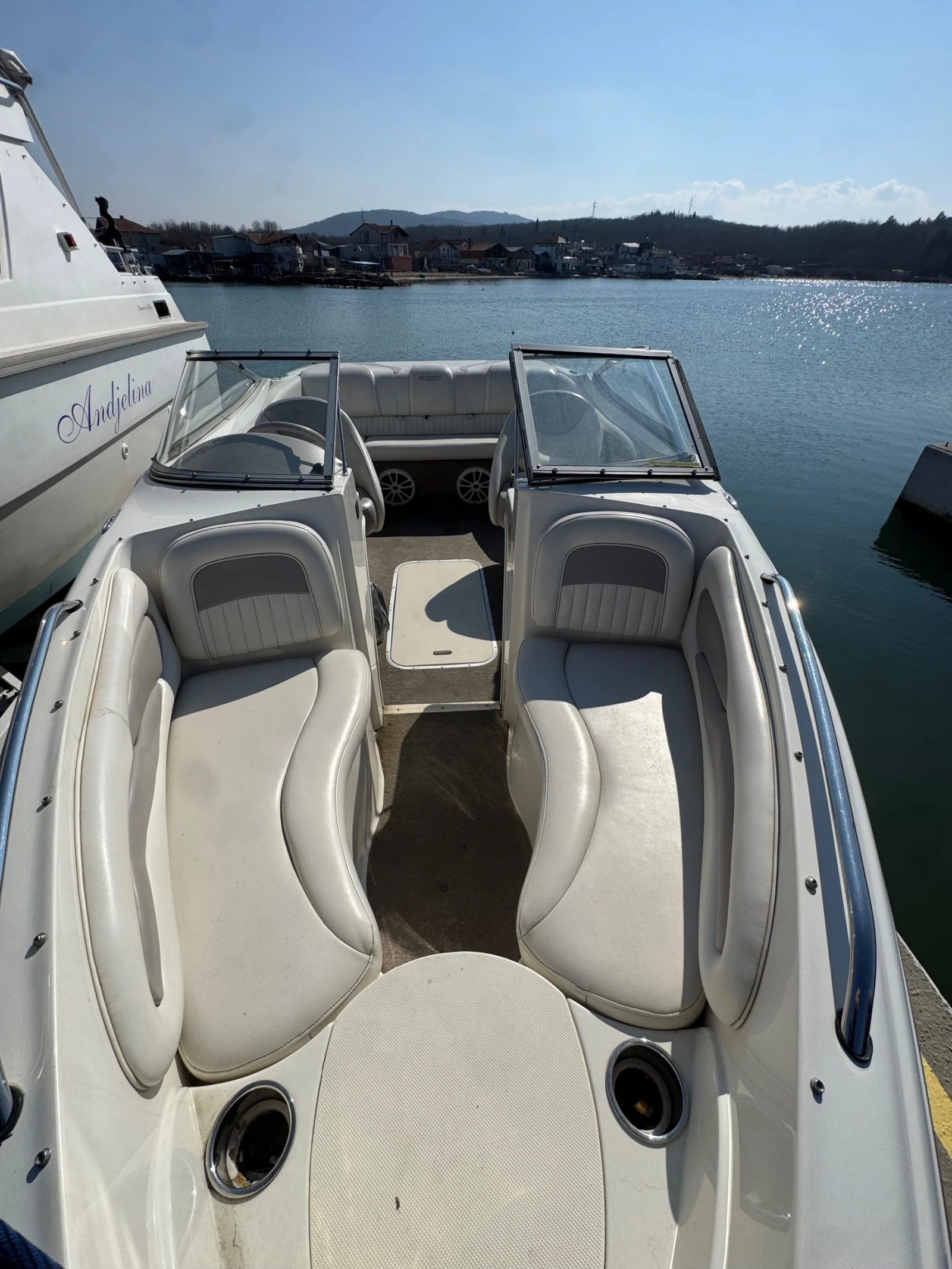 Моторна яхта Stingray 195LR - изображение 7