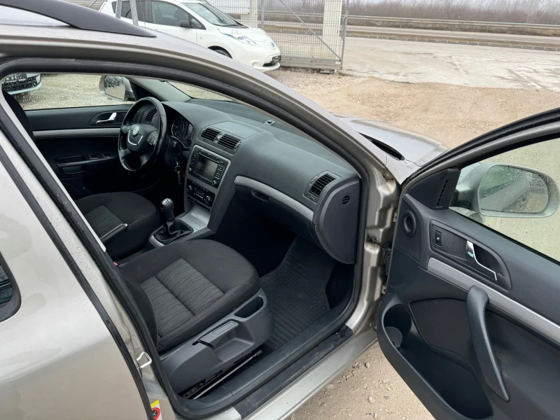 Skoda Octavia 1.6TDI 105 PS 4X4, снимка 15 - Автомобили и джипове - 49314838