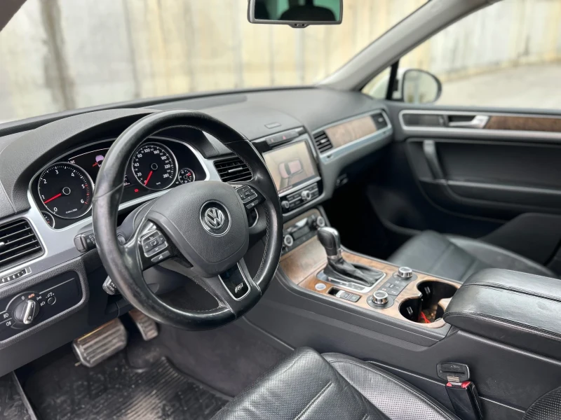 VW Touareg 3.0TDI R-Line 360КАМЕРИ/Обдухване/Панорама/ASSIST., снимка 11 - Автомобили и джипове - 48275567